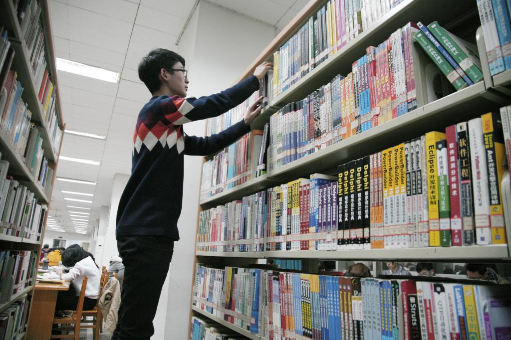 志愿者在图书馆整理书籍